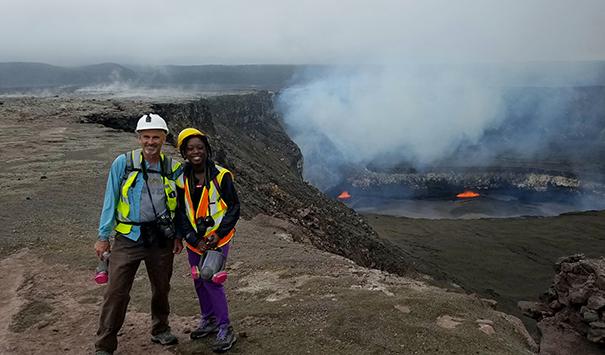 史蒂文·安德森和他的研究生达维蒂亚·詹姆斯在夏威夷的基拉韦厄熔岩湖上合影.